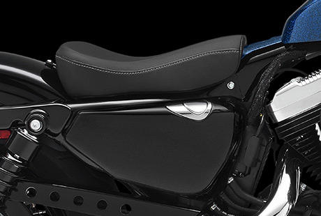 Sportster Forty-Eight / Niedriger Sitz und tief liegendes Fahrwerk:    Die Kombination aus einem in 710 mm Hhe ber dem Asphalt angebrachten Sitz und einem an Front und Heck tiefergelegtem Fahrwerk sorgt unmittelbar fr ein gutes Gefhl  ganz unabhngig von Ihrer Statur und Ihrer Fahrpraxis. Genieen Sie ein agiles Bike fr den kurzen Trip in die City und die lange Tour durch die Kurven Ihrer Hausstrecke.
