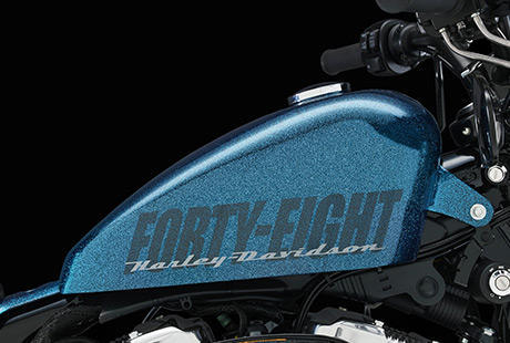 Sportster Forty-Eight / Klassischer Peanut-Kraftstofftank:    Der kleine, 7,9 Liter fassende Peanut-Kraftstofftank feierte seine Premiere an einem Harley-Davidson Motorrad im Jahr 1948  von dieser Jahreszahl wurde auch der Modellname der Forty-Eight abgeleitet. Und noch heute erfreut sich das megaklassische Harley-Davidson Tankstyling ungebrochener Beliebtheit. Mit seiner niedrigen, kompakten Form lenkt der Tank den Blick unweigerlich auf den wuchtigen Motor. Die perfekte Kombination von Charakter und Look.
