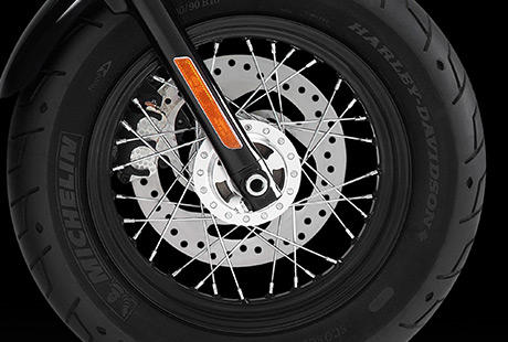 Sportster Forty-Eight / Effizientes Bremssystem:    Mindestens so hoch wie Ihre Ansprche an den Motor sollten Ihre Ansprche an die Bremsen ihrer Maschine sein. Der Durchmesser der Bremsscheiben betrgt 300 mm, der kraftvolle Vorderradbremssattel mit 34-mm-Kolben sowie die dazu passende Bremszange wirken am Hinterrad. Fr beide Rder kommen auerdem optimierte und uerst effiziente Leichtmetall-Hauptbremszylinder zum Einsatz, und die Bremsleitungen sind mit Edelstahl ummantelt. Schlielich wollen wir, dass Sie Ihr Bike in allen Situationen so sicher wie mhelos verzgern knnen.
