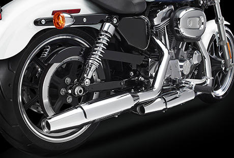 Sportster XL 883 SuperLow / Verchromte Staggered Shorty Auspuffanlage:    Den knftigen, weltweiten Emissionsstandards entsprechend, sorgt die Ausuffanlage dennoch fr eine beraus beeindruckende Power, und auch fr einen imposanten Sound, der Ihre Maschine unmissverstndlich als Harley-Davidson kennzeichnet. Natrlich entspricht auch das Design mit den uerst robusten Endschalldmpfern und klassischen Hitzeschilden exakt Ihren Vorstellungen von einem echten US-Bike. Der Katalysator und beheizbare O2-Sensoren stellen sicher, dass nicht nur die Umwelt sondern auch Ihr Fahrgefhl profitiert.
