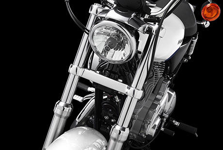 Sportster XL 883 SuperLow / Moderne Fahrwerksgeometrie am Front End:    Zum erstklassigen Handling selbst bei sehr niedrigen Geschwindigkeiten, dem leichtfigen Gefhl und der gute Manvrierfhigkeit der Superlow tragen das geringe Gewicht der Gabel und Gabelbrcken sowie des 18-Zoll-Vorderrads bei. So fhlt sich Freiheit auf zwei Rdern an.
