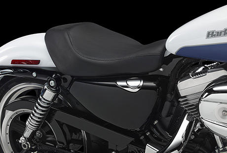 Sportster XL 883 SuperLow / Niedrige Sitzhhe:    Der niedrige, ergonomische Sitz der Superlow sorgt fr ein entspanntes Handling. Die niedrige Sitzhhe von 695 mm und der schlanke Rahmen erleichtern das problemlose Manvrieren in smtlichen Geschwindigkeitsbereichen - in engen Kurven und auf gerader Strecke. Steigen Sie auf, geben Sie Gas und genieen Sie Ihre Freiheit.
