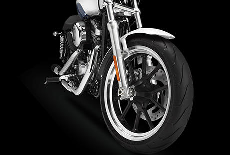 Sportster XL 883 SuperLow / Leichte Manvrierbarkeit:    Die Kombination aus einem 18-Zoll-Vorderrad und einem 17-Zoll-Hinterrad, das geringe Gewicht der Rder und die spezielle Bereifung der SuperLow machen das Handling zum Kinderspiel. Weil die polierten 5-Speichen-Gussrder so wenig Kilo auf die Waage bringen, fallen Ihnen smtliche Fahrmanver bei niedrigen Geschwindigkeiten ganz besonders leicht.