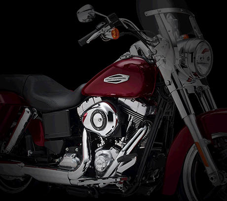 Dyna Switchback / Abnehmbares Touring-Zubehr, klassisches Design:    Sie mgen Abwechslung? Bitteschn: Dank ihres abnehmbaren Windschilds und der abnehmbaren Koffer verwandeln Sie die Switchback im Nu vom eleganten Cruiser in einen vollwertigen Tourer. Mit viel Komfort, agilem Handling, gengend Stauraum sowie gutem Windschutz eignet sie sich perfekt fr die ausgedehnte Reise. Zugleich ist sie ein eleganter Cruiser im Vintage-Design  denn Windschild und Koffer lassen sich im Handumdrehen abnehmen, ohne dabei unansehnliche Halterungen freizulegen. Einfach unschlagbar vielseitig, dieses Bike!
