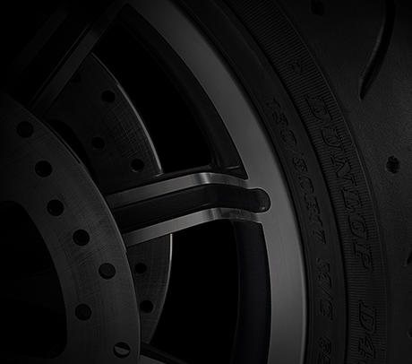 Road King / Bereifung Dunlop Multi-Tread:    Dieser 180er Hinterreifen soll nicht nur den Heckfender ausfllen,  er hat es wirklich in sich. Die hrtere Gummimischung des Dunlop Multi-Tread in der Mitte der Laufflche brgt fr eine hohe Laufleistung, whrend die weichere Mischung an den Flanken in Kurven zuverlssig fr Grip sorgt. Der perfekte Reifen, um Meile fr Meile die Agilitt dieses Bikes unter Beweis zu stellen. Und das Lcheln, das Ihnen die Maschine in jeder Kurve ins Gesicht zaubert, hlt bis an Ihr Ziel an  garantiert!
