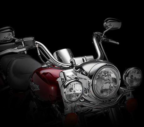 Road King / H-D-Detachables Windschutzscheibe:    Vom Tourer zum Cruiser: Mit wenigen Handgriffen nehmen Sie die robuste und kratzfeste Polycarbonat-Windschutzscheibe ab und verwandeln Ihre Maschine vom komfortablen Reisebike in einen veritablen Eyecatcher auf jedem Boulevard. Wechseln Sie Fahrgefhl und Look der Road King ganz nach Belieben.
