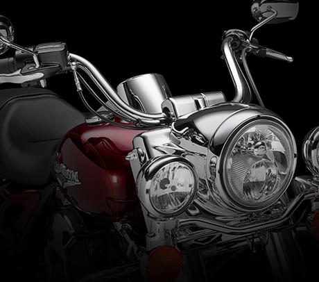 Road King / Breiter Lenker:    Klassischer Stil und maximaler Komfort. Eine perfekte Balance dank des serienmigen breiten Lenkers der Road King Special. Er sorgt fr eine bequeme und dennoch fahraktive Sitzposition und entlastet Ihre Nackenmuskulatur. So knnen Sie endlose Meilen am Stck zurcklegen. Robuster Edelstahl bietet genau die Steifigkeit, die Sie bei einer Harley-Davidson erwarten - im dunklen, glnzenden Finish.
