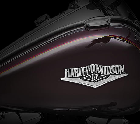 Road King / Klassischer Tank:    Zum unverwechselbaren Stil der Harley-Davidson Road King gehrt nicht zuletzt, dass sie reichlich Flchen fr eine begeisternde Sonderlackierung bietet. Der klassisch geformte, markante Tank bietet nicht nur mehr Flche fr die hochwertige Custom Lackierung, sondern fasst auch 22,7 Liter Benzin fr ausgedehnte Touren ohne Tankstopp. Ein geringer Verbrauch ist wichtig. Aber Stil eben auch. Frische, auffallende Farben und przisionsgefertigte Harley-Davidson Tankmedaillons runden den einzigartigen Look dieses robusten Tourers ab.