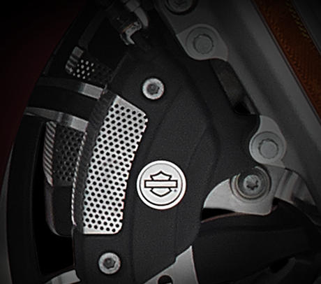 Road King / Brembo-Bremsen:    Vertrauen ist gut, Kontrolle ist besser. Brembo Hochleistungs-Doppelscheibenbremsen vorn sorgen fr eine exakt dosierbare Verzgerung, die Vertrauen schafft und die perfekte Kontrolle ber das Bike gewhrleistet. Die Vierkolben-Bremssttel vorn und hinten zhlen zum Besten, was auf dem Markt zu haben ist. Ein weiteres Beispiel fr die Sorgfalt der Motor Company, die sich bis ins Detail erstreckt, um Ihnen eine sorgenfreie Fahrt zu sichern.
