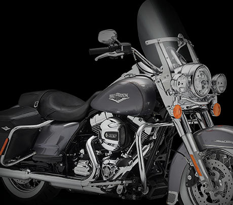 Road King Classic / Im Projekt RUSHMORE berarbeitet:    Dies sind einige der Innovationen, die dem Projekt RUSHMORE zu verdanken sind: das neue Reflex-Verbund-Bremssystem mit ABS, hellere Blink- und Bremsleuchten sowie ein neuer Lenkkopf und eine steifere Teleskopgabel. Blockierende Rder gehren nun auch auf nassen Straen der Vergangenheit an, und auch das Kurvenverhalten wurde optimiert. Auerdem werden Sie nun von Autofahrern besser wahrgenommen.<br><br>Erfahrene Biker und Beifahrer haben stundenlang im Sattel gesessen und mit ihrem Feedback zum ultimativen Komfort beigetragen. Luftumstrmung, Temperatur-Management, Platzverhltnisse, Rckenlehnen, Sitzoberflchen, Beinfreiheit und Bedienelemente wurden von erfahrenen Bikern unter realen Bedingungen bewertet, wieder und wieder getestet und mehrfach optimiert. Das Ergebnis ist das komfortabelste Motorrad, das Harley je auf die Rder stellte.<br><br>Harley berarbeitete die Maschine von der Front bis zum Heck. Damit sie sich noch angenehmer fahren lsst, und damit sie noch besser aussieht. Modern, unverflscht und schlank. Betrachten Sie das Bike aus allen Perspektiven. Was Sie sehen, ist der klassische Harley-Davidson Stil und doch zugleich ein vllig neuer Look. Bei Harley-Davidson folgte die Form schon immer der Funktion  und beides erzeugt Emotion. Heute mehr denn je!
