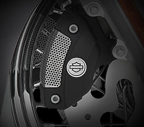 Road King Classic / Brembo-Bremsen:    Vertrauen ist gut, Kontrolle ist besser. Brembo Hochleistungs-Doppelscheibenbremsen vorn sorgen fr eine exakt dosierbare Verzgerung, die Vertrauen schafft und die perfekte Kontrolle ber das Bike gewhrleistet. Die Vierkolben-Bremssttel vorn und hinten zhlen zum Besten, was auf dem Markt zu haben ist. Ein weiteres Beispiel fr die Sorgfalt der Motor Company, die sich bis ins Detail erstreckt, um Ihnen eine sorgenfreie Fahrt zu sichern.
