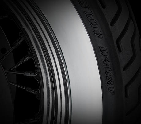 Road King Classic / Bereifung Dunlop Multi-Tread:    Dieser 180er Hinterreifen soll nicht nur den Heckfender ausfllen,  er hat es wirklich in sich. Die hrtere Gummimischung des Dunlop Multi-Tread in der Mitte der Laufflche brgt fr eine hohe Laufleistung, whrend die weichere Mischung an den Flanken in Kurven zuverlssig fr Grip sorgt. Der perfekte Reifen, um Meile fr Meile die Agilitt dieses Bikes unter Beweis zu stellen. Und das Lcheln, das Ihnen die Maschine in jeder Kurve ins Gesicht zaubert, hlt bis an Ihr Ziel an  garantiert!
