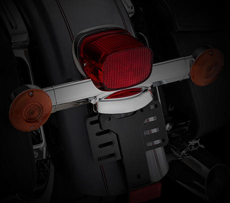 Road King Classic / Imposantes Heckfender-Styling:    Das verchromte Harley-Davidson Logo am unteren Ende des Heckfenders der Road King Classic steht fr Qualitt und Stil. Das Kennzeichen ist ber dem Rcklicht montiert und wird zur besseren Sichtbarkeit mit LED-Leuchten angestrahlt.
