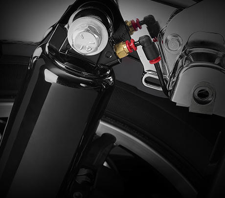 Road King Classic / Fahrwerk mit Luftuntersttzung:    Mit der serienmigen Luftuntersttzung knnen Sie das Fahrwerk Ihrer Maschine an die jeweilige Beladung, die Fahrbahnbeschaffenheit und Ihre ganz persnlichen Vorlieben angleichen. Reduzieren Sie den Luftdruck, um ein sanfteres Fahrerlebnis zu genieen, erhhen Sie ihn, um das Fahrwerk hrter zu machen. Das Ventil befindet sich zwischen Koffer und Heckfender. Bei dieser Harley-Davidson dreht sich alles um den Komfort  genieen Sie ihn!
