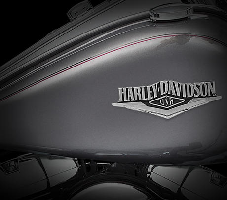 Road King Classic / Klassischer Tank:    Der klassisch geformte Tank der Harley-Davidson Road King Classic prgt nicht nur das Erscheinungsbild des Bikes, sondern fasst auch 22,7 Liter Benzin, die ausgedehnte Touren ohne Tankstopp ermglichen. Eine hochwertige zweifarbige Lackierung mit herrlichen Pinstripes ber die ganze Lnge des Bikes und Tank-Embleme im klassischen Harley-Davidson Stil runden den stilvollen Custom-Touring-Look ab.