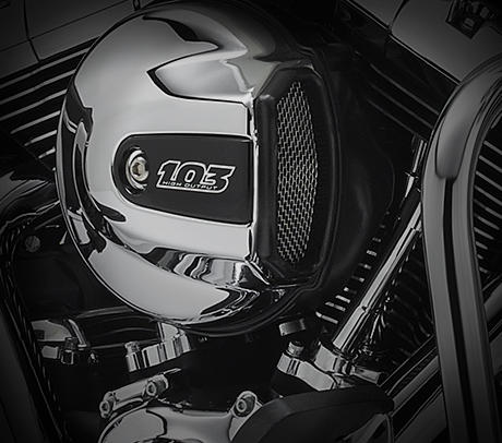 Road King Classic / Typisches Motordesign:    Genieen Sie den unverwechselbaren Look des Twin Cam 103 Motors, der an seiner Herkunft keine Zweifel aufkommen lsst. Er ist voll und ganz im echten Harley-Davidson Stil gestaltet  mit einer Liebe zum Detail, die Sie bei anderen Marken vergeblich suchen werden. Die schwarzen, pulverbeschichteten Zylinderkpfe und Zylinder bilden einen prgnanten Kontrast zu den polierten Khlrippenkanten und verchromten Ventildeckeln. Ein aus Metall gefertigtes Juwel: pur und kraftvoll. Von der klassischen Optik der Khlrippen bis hin zur klaren Formensprache der Gehuse und Abdeckungen bietet der Twin Cam 103 Motor alles, was zu einem charakterstarken Triebwerk gehrt
