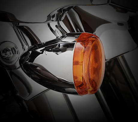 Electra Glide Ultra Classic / Bullet-Blinker:    Um den cleanen, schlanken und faszinierenden Look und ein ebensolches Fahrgefhl zu erzeugen, wie es einer Harley-Davidson gebhrt, berarbeitete Harley-Davidson die Touring Modelle von vorn bis hinten. Das Tpfelchen auf dem i bilden die Bullet Blinker. So dezent wie zeitgem und bereits jetzt ein Klassiker.
