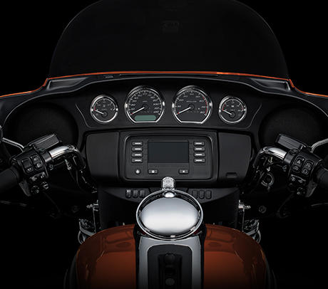 Electra Glide Ultra Classic / Passende, bersichtliche Innenverkleidung:    Die Innenverkleidung der Electra Glide Ultra Classic schmeichelt Ihrem Auge. Das Info-Display ist grer und die Anzeigeinstrumente kommen in neuem Finish. Tachometer, Drehzahlmesser, Umgebungstemperatur- und Kraftstoffanzeige sind jetzt grer und verfgen ber grere Ziffern, die sich vor dem klassisch schwarzen Hintergrund noch besser ablesen lassen. Der Gear Indicator zeigt Ihnen an, welchen der sechs Gnge Sie gerade eingelegt haben, und die Display-Anzeigen werden per Fingerdruck ber einen neuen Trigger gewechselt. Ein kurzer Blick gengt und Sie sind ber alles im Bilde.