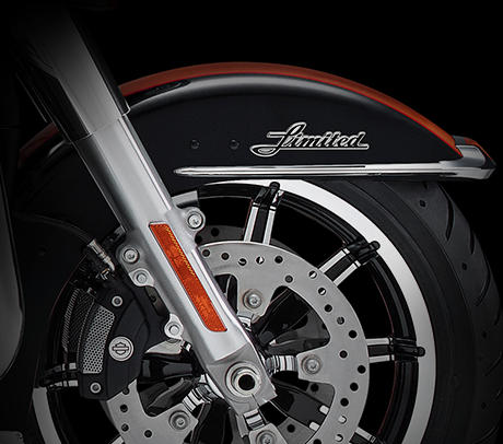 Ultra Limited / Verkleidung und Frontfender verwirbelungs&shyarm:    Wenn Sie die faszinierende Form einer Harley-Davidson Batwing-Verkleidung betrachten, kommen keine Zweifel daran auf, dass dieser Look nur aus Milwaukee stammen kann und dass er dazu geschaffen wurde, Meile um Meile auf dem Highway zu genieen. Doch blicken wir nach vorn. Kann man diese klassischen Formen auch ein weniger schlanker und progressiver gestalten? Man kann  wie Sie hier sehen! Die neue Batwing Verkleidung sorgt fr noch geringere Verwirbelungen im Kopfbereich und ist doch zugleich unverkennbar eine echte Harley-Davidson Verkleidung. Doch dabei belie Harley-Davidson  es nicht. Auch die Beinschilde und das Tour-Pak wurden auf den neuen Look abgestimmt. Und um mehr von Rad und Reifen sichtbar zu machen, hat Harley-Davidson  den Frontfender umgestaltet. So neu dieser Look ist, so vertraut ist er zugleich. Willkommen bei der neuen Generation der Harley-Davidson Touring Bikes.
