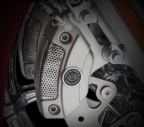 CVO Electra Glide Ultra Limited / Optimales Handling:    Wenn Sie Appetit auf riesige Portionen Asphalt haben, dann haben wir das passende Motorrad fr Sie. Es wurde von Perfektionisten bei Custom Vehicle Operations konstruiert und verfgt nur ber das Beste von allem, was eine Harley-Davidson zu einem perfekt funktionierenden Motorrad macht. <br>Beste Bremsen sowie erstklassige Beleuchtung und Fahrzeugrahmen-Technologie mit allen Optimierungen der Projekt RUSHMORE Bikes. Und im Zentrum jeder CVO 2016 steht das, was keine andere Maschine auf der Strae bietet. Ein 110 Kubikzoll groer Twin-Cooled Harley-Davidson V-Twin. Das Twin Cooling-System im Auslassbereich der Zylinderkpfe sorgt unter allen Betriebsbedingungen und Auentemperaturen fr beste Leistung. Ein hheres Verdichtungsverhltnis sorgt fr uerste Effizienz und mehr Leistung. Ein Luftfilter mit hohem Durchsatz und neu gestaltete Nockenwellen optimieren das Drehmoment im unteren Drehzahlbereich. Sie mchten diesen Neunachser vor Ihnen berholen? Schon sind Sie daran vorbei.
