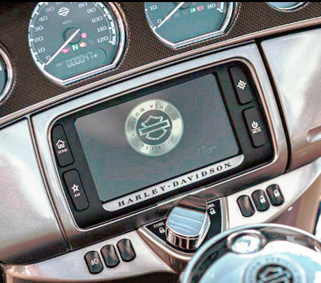 CVO Electra Glide Ultra Limited / 6,5-Zoll-Farb-Touchscreen :    Der 6,5-Zoll-Touch-Screen prsentiert Ihnen alle Informationen in Farbe, in ihrem Blickfeld und grer denn je. Er punktet mit zeitgemen Grafiken, Farben zum Auswhlen, der automatischen und manuellen Dimmfunktion sowie mit einem Design, das perfekt in die Verkleidung integriert ist. Mit zahlreichen neuen Funktionen hat Harley-Davidson die Bildschirmtechnologie auf die nchsthhere Stufe gehoben. Weit mehr, als Sie vielleicht erwarten, aber genau das, was Sie verdienen.
