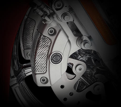 CVO Electra Glide Ultra Limited / Hochleistungsbremsen von Brembo:    Brembo Hochleistungs-Doppelscheibenbremsen vorn sorgen fr ideal dosierbare Bremskraft, die Vertrauen schafft und Ihnen die perfekte Kontrolle ber das Bike gibt. Die Vierkolben-Bremssttel vorn und hinten verzgern jederzeit sicher und absolut standfest. Verlassen sie sich drauf!
