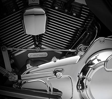 CVO Electra Glide Ultra Limited / Granitfarbener Twin Cam 110 mit Chrom-Elementen:     Genieen Sie den Anblick des Twin Cam 110 Motors mit seinen Screamin' Eagle Emblemen, der an seiner Herkunft keine Zweifel aufkommen lsst! Er ist voll und ganz im echten Harley-Davidson Stil gehalten und mit einer Liebe zum Detail gestaltet, die Sie bei anderen Maschinen vergeblich suchen werden. Die granitfarben pulverbeschichteten Zylinderkpfe und Zylinder haben polierte Khlrippenkanten und stehen im prgnanten Kontrast zu den verchromten Ventildeckeln. Der granitfarbene Antriebsstrang mit verchromten Abdeckungen und Twin Cam 110-Motoremblemen ist exklusiv Custom Vehicle Operations Fahrzeugen vorbehalten  kompromisslos und charakterstark! Ein aus Metall gefertigtes Juwel: pur und vor Kraft strotzend.
