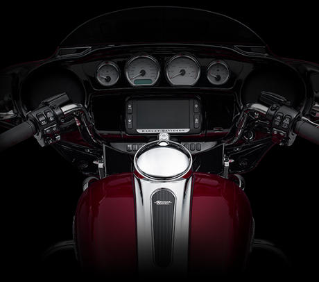 Street Glide Special / Breiter Lenker:    Klassischer Stil und maximaler Komfort. Eine perfekte Balance dank des serienmigen breiten Lenkers der Street Glide Special. Er sorgt fr eine bequeme und dennoch fahraktive Sitzposition und entlastet Ihre Nackenmuskulatur. So knnen Sie endlose Meilen am Stck zurcklegen. Robuster Edelstahl bietet genau die Steifigkeit, die Sie bei einer Harley-Davidson erwarten - im dunklen, glnzenden Finish.
