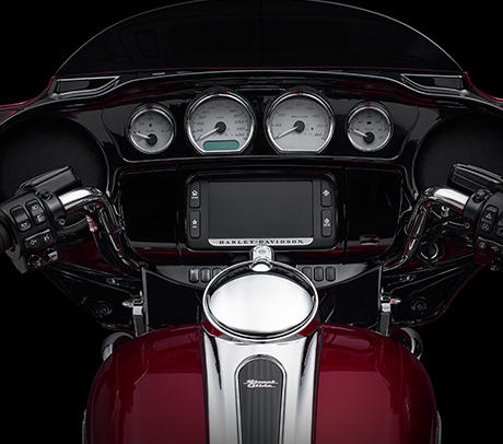 Street Glide Special / Ergonomisch optimierte Innenverkleidung:    Sehen Sie sich die Innenverkleidung der Street Glide Special an. Dort sehen Sie ein groes Display. Mehr darber erfahren Sie im Infotainment-Abschnitt. Betrachten Sie die Anzeigen. Der Ablesebereich ist um 10 Prozent gewachsen, die Zahlen fallen breiter und hher aus und sind in den klassischen schwarzen Hintergrund eingebettet. Die Informationen sind nicht nur grer, sondern auch umfangreicher. Eine Ganganzeige verrt, welcher der sechs Gnge eingelegt ist. Das Display kann nun durch einen praktischen Schalter bedient werden und bietet obendrein noch mehr Infos. Temperatur- und Tankanzeige fallen ebenfalls grer aus. Ein kurzer Blick gengt, und Sie sind umfassend informiert.
