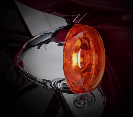 Street Glide Special / Bullet-Blinker:    Um den cleanen, schlanken und faszinierenden Look und ein ebensolches Fahrgefhl zu erzeugen, wie es einer Harley-Davidson gebhrt, hatte Harley-Davidson die Touring-Bikes berarbeitet. Das Tpfelchen auf dem i sind die Bullet-Blinker. So dezent wie zeitgem und bereits jetzt ein Klassiker.
