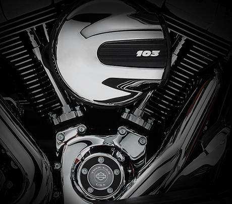 Street Glide Special / Schwarz pulverbeschichteter Motor mit Chrom-Details:    Der echte Harley-Davidson Stil mit viel Liebe zum Detail ist unverkennbar. Kein anderer Motorradhersteller kann einem Vergleich standhalten. Schwarz pulverbeschichtete Zylinderkpfe und Zylinder akzentuieren polierte Khlrippenenden und verchromte Rocker Covers. Ein Metall gewordenes Juwel. Rassig. Vor Leistung strotzend. Von den klassischen Kanten der Khlrippen bis zu den schnrkellosen Linien der Gehuse- und Verkleidungsteile ist der Twin Cam 103 Motor eine eiserne Manifestation von Tradition und Fahrspa.
