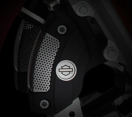 Street Glide Special / Hochleistungsbremsen von Brembo:    Vertrauen ist gut, Kontrolle ist besser. Brembo-Hochleistungs-Doppelscheibenbremsen vorn sorgen fr eine exakt dosierbare Verzgerung, die Vertrauen schafft und die perfekte Kontrolle ber das Bike gewhrleistet. Die Vierkolben-Bremssttel vorn und hinten zhlen zum Besten, was auf dem Markt zu haben ist. Ein weiteres Beispiel fr die Sorgfalt der Motor Company, die sich bis ins Detail erstreckt, um Ihnen eine sorgenfreie Fahrt zu sichern.
