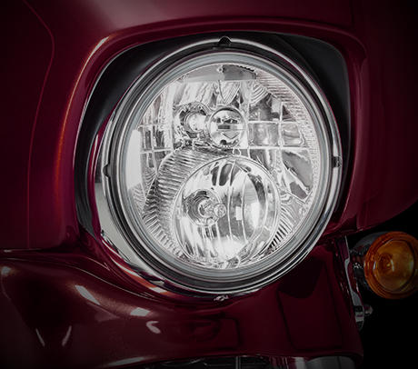 Street Glide Special / Halogen-Doppelscheinwerfer:    Wenn die Sonne tief steht, mssen Sie ganz besonders auf die Strae achten. Durch eine noch hhere Lichtqualitt mit 625 Lumen sorgen die Dual Halogen Scheinwerfer dafr, dass Sie problemlos alles sehen, was Sie sehen mssen.
