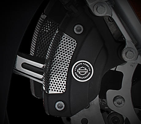 CVO Street Glide / Brembo-Bremsen:    Vertrauen ist gut, Kontrolle ist besser. Brembo Hochleistungs-Doppelscheibenbremsen vorn sorgen fr eine exakt dosierbare Verzgerung, die Vertrauen schafft und die perfekte Kontrolle ber das Bike gewhrleistet. Die Vierkolben-Bremssttel vorn und hinten zhlen zum Besten, was auf dem Markt zu haben ist. Jetzt mit speziellem Bremssatteleinsatz. Ein weiteres Beispiel fr die Sorgfalt der Motor Company, die sich bis ins Detail erstreckt, um Ihnen eine sorgenfreie Fahrt zu sichern.
