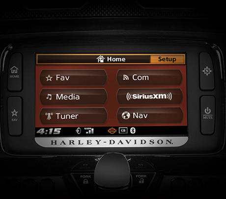 CVO Street Glide / 6,5-Zoll-Farb-Touchscreen:    Der vollfarbige 6,5-Zoll-Touchscreen prsentiert Ihnen alle Informationen in Farbe, in Ihrem Blickfeld und grer denn je. Er punktet mit zeitgemen Grafiken, einstellbaren Farb-Themes sowie einer wahlweise automatischen oder manuellen Helligkeitsregelung. Das Design ist perfekt in die Verkleidung integriert. Mit zahlreichen neuen Funktionen hat Harley-Davidson die Bildschirmtechnologie auf die nchste Stufe gehoben. Vielleicht mehr, als Sie erwarten, aber genau das, was Sie verdienen.
