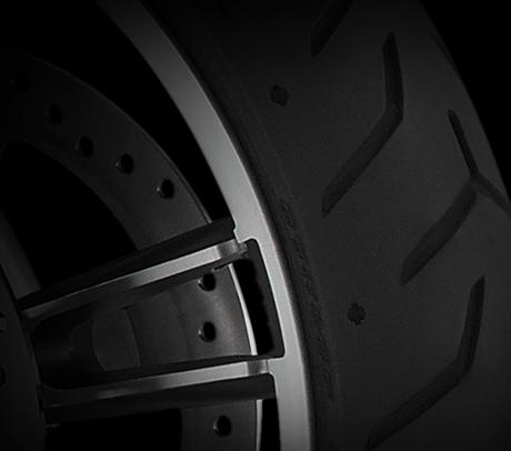 CVO Street Glide / Dunlop Multi-Tread Reifen:    Der 180 mm breite Hinterreifen kann mehr als nur den Heckfender ausfllen und gut aussehen. Die Dunlop Multi-Tread Technologie arbeitet mit einer hrteren Gummimischung in der Mitte der Laufflche und einer weicheren an den Seiten, damit der Reifen mehr Kurvenhaftung bietet. So lsst sich das Motorrad agil durch alle Kurven treiben. Das Gefhl, das die Maschine beim Durchfahren einer Kurve vermittelt, wird Ihnen ein Lcheln ins Gesicht zaubern, das bis zum nchsten Stop vorhlt.
