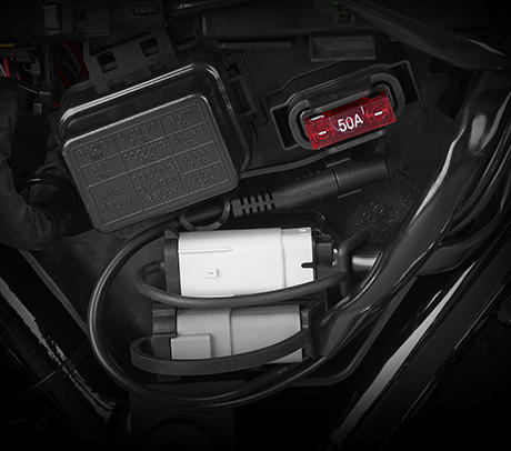 CVO Street Glide / Serienmiges Batterieladekabel:    Kein Zweifel: Ein Batterieladekabel ist bei einem modernen Motorrad ein absolutes Muss. Jetzt ist es serienmig. Denn es gilt keine Zeit mit der nachtrglichen Installation solcher Selbstverstndlichkeiten zu vergeuden, in der Sie genau so gut mit Ihrer Harley unterwegs sein knnten!
