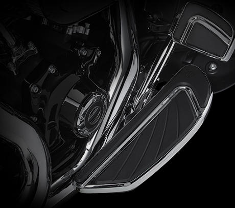 CVO Street Glide / Zubehr aus der Airflow-Collection:    Die CVO Street Glide ist ab Werk mit umfassendem Custom-Zubehr aus der Airflow Collection ausgestattet: lange Fahrer-Trittbretter mit Schaltwippe, hhenverstellbare Soziustrittbretter, Motorschutzbgel mit Highway Furasten, Motorspoiler und Splitstream Luftkanal. Sie wollen mehr. Dann erhalten Sie auch mehr.
