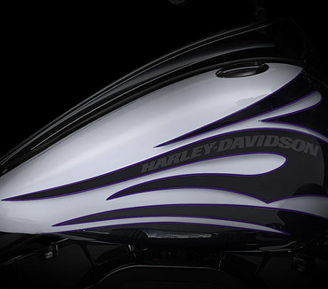 CVO Street Glide / Klassischer Tank:    Zum unverwechselbare Stil der Harley-Davidson CVO Street Glide gehrt nicht zuletzt, dass sie reichlich Flchen fr eine begeisternde Sonderlackierung bietet. Der klassisch geformte, markante Tank bietet nicht nur mehr Flche fr die hochwertige Custom Lackierung, sondern fasst auch 22,7 Liter Benzin fr ausgedehnte Touren ohne Tankstopp. Ein geringer Verbrauch ist wichtig. Aber Stil eben auch. Frische, auffallende Farben und przisionsgefertigte Harley-Davidson Tankmedaillons runden den einzigartigen Look dieses robusten Tourers ab.
