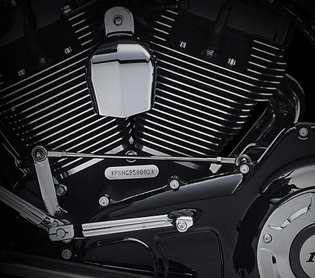 CVO Street Glide / Twin Cam 110 Motor:    Starten Sie den Twin Cam 110 und spren Sie seine Kraft im unteren Drehzahlbereich. Die leichten Kolben tragen dazu bei, dass er ausgesprochen kultiviert arbeitet und zugleich ein berwltigendes Drehmoment erzeugt. Rcken Sie die hydraulische Kupplung ein und erleben Sie, wie perfekt dieser Motor mit dem Cruise Drive Sechsgang-Getriebe harmoniert. Sechs Gnge. Ein kraftvoller Antrieb mit starken Komponenten. Geringer Wartungsaufwand. Und das alles bei reduzierten Dauerdrehzahlen - nie hat es sich so gut angefhlt, eine Harley-Davidson zu fahren.
