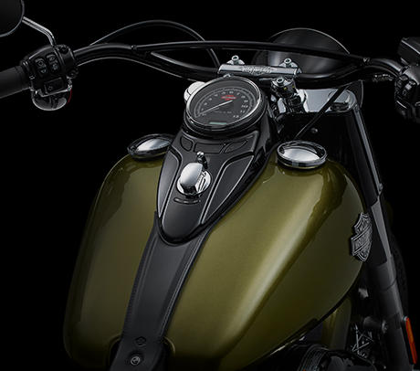 Softail Slim / Hollywood-Lenker und Cat Eye-Konsole:    Das Design der Softail Slim unterstreicht eindrucksvoll die lange Tradition von Harley-Davidson. Ihr einzigartiger Lenker im Retro-Style erinnert an die glorreichen Tage der Bobber der 40er Jahre. Eine weitere Hommage an die ra des Swing sind die glnzend schwarze Scheinwerferabdeckung und die Cat Eye-Tankkonsole mit Retro-Tachometer.
