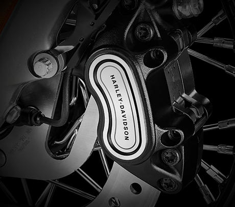 Softail Slim / Optimales Vorderrad-Bremssystem:    Am Handbremshebel der Softail Modelle sind besonders geringe Handkrfte erforderlich. Zugleich punktet die Bremse mit perfekter Dosierbarkeit und hervorragendem Ansprechverhalten. Dafr brgen der Hauptbremszylinder mit besonders groem Kolbendurchmesser, der steif ausgelegte Vierkolbenbremssattel mit 34 und 32 mm groen, speziell beschichteten Kolben und die 300 mm groe Bremsscheibe am Vorderrad.
