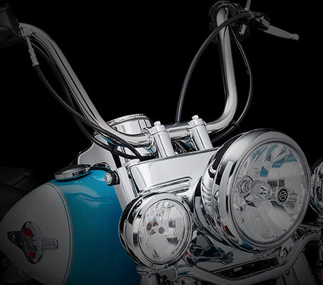 Softail Heritage Classic / Abnehmbarer Windschutz:    Vom Tourer zum Cruiser: Mit wenigen Handgriffen nehmen Sie die robuste und kratzfeste Polycarbonat-Windschutzscheibe ab und verwandeln Ihre Maschine vom komfortablen Reisebike in einen veritablen Eyecatcher auf jedem Boulevard. Wechseln Sie Fahrgefhl und Look der Heritage Softail Classic ganz nach Belieben.
