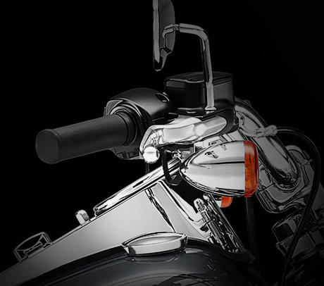 Softail Fat Boy Special / Flacher, verchromter Lenker:    Dieser breite 1 1/4-Zoll-Lenker bildet ein entscheidendes Detail des klassischen Fat Boy Designs. Innenliegende Kabelfhrung sorgt fr einen aufgerumten Look. Mit dem komfortablen, weit nach hinten gezogenen Lenker haben Sie jederzeit alles im Griff  einerlei, ob es bis zum Horizont geht oder nur mal schnell in die City.
