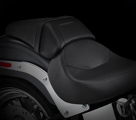 Softail Fat Boy Special / Flache Sitzbank:    ergonomische Merkmale tragen zu einem Plus an Fahrspa bei. Wie etwa der schlanke Sitz. In Verbindung mit dem niedrig gehaltenen Rahmen und starrem Antriebsstrang sorgt seine Kontur dafr, dass der Fahrer komfortabel ins Bike integriert wird und zugleich jederzeit sicher mit den Fen den Boden erreicht.
