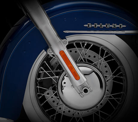 Softail Deluxe / Langgezogene Old-School Fender:    Die ppigen Fender der Deluxe tragen zur unverkennbaren Linienfhrung der Maschine bei und schtzen Sie zugleich wirkungsvoll vor Spritzwasser und Schmutz. Die Enden sind mit verchromten Applikationen verziert, am Heck kommen konisch geformte, verchromte Fenderhalter zum Einsatz. Und last but not least bieten beide Fender jede Menge Raum fr das Customizing.
