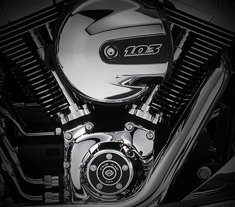 Softail Deluxe / High Output Twin Cam 103B:    Starten Sie den High Output Twin Cam 103B und spren Sie seine Kraft im unteren Drehzahlbereich. Die leichten Kolben tragen dazu bei, dass er ausgesprochen kultiviert arbeitet und zugleich ein berwltigendes Drehmoment erzeugt. Schalten Sie die Gnge durch und erleben Sie, wie perfekt dieser Motor und das Cruise Drive Getriebe harmonieren. Sechs Gnge, ein starker und uerst wartungsarmer Antriebsstrang sowie beraus robuste Bauteile  nie hat es sich besser angefhlt, eine Harley-Davidson zu fahren.<br><br>Genieen Sie den unverwechselbaren Look des High Output Twin Cam 103B Motors, der an seiner Herkunft keine Zweifel aufkommen lsst. Er ist voll und ganz im echten Harley-Davidson Stil gestaltet  mit einer Liebe zum Detail, die Sie bei anderen Marken vergeblich suchen werden. Die schwarzen, pulverbeschichteten Zylinderkpfe und Zylinder bilden einen prgnanten Kontrast zu den polierten Khlrippenkanten und verchromten Ventildeckeln. Ein aus Metall gefertigtes Juwel: pur und vor Kraft strotzend. Von der klassischen Linie seiner Khlrippen bis hin zu den klaren Konturen seiner Gehuse und Deckel ist der High Output Twin Cam 103B ein rckhaltloses Bekenntnis zu allem, was die Zufriedenheit des Fahrers ausmacht.
