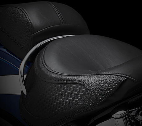 Softail Deluxe / Niedriger Sitz mit schmalen Flanken:    Auf diesem klassischen Softail Doppelsitz cruisen Sie stilvoll ber den Boulevard. Einen tiefer angebrachten Sitz werden Sie schwerlich finden. Zu den ergonomischen Besonderheiten, die speziell Fahrer ohne Gardema schtzen werden, zhlen die im vorderen Bereich abgeschrgten Sitzflanken, die dafr sorgen, dass Sie stets mhelos mit beiden Fen den Boden erreichen. Der Soziussitz ist abnehmbar. Lassen Sie ihn fr Solofahrten einfach zu Hause, oder nehmen Sie Ihre bessere Hlfte auf eine Spritztour mit.
