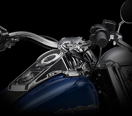 Softail Deluxe / Pullback-Lenker:    Dieser geschwungene Pullback Lenker bettelt frmlich darum, dass Sie endlich zupacken und sich aufmachen in Richtung Horizont. Der verchromte Riser ist weit nach hinten gezogen  perfekt fr Einsteiger, die alles im Griff behalten wollen. Erfahrene Easy Rider schtzen die komfortable Sitzhaltung. Zugleich verleiht diese Linienfhrung der Frontpartie eine aerodynamische Anmutung.
