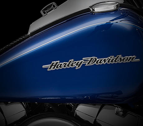 Softail Deluxe / Tank- und Fender-Dekor mit Hologramm:    bertriebenes Understatement wurde Harley-Davidson noch nie vorgeworfen. So haben wir die neueste Auflage des Gesamt-Kunstwerks Softail Deluxe mit einem zustzlichen Kunstwerk gekrnt: In den Medaillons auf Tank und Frontfender vereinen sich Vergangenheit und Zukunft zu einem vllig neuen Look. Eine spezielle Lackierung lsst auf den Medaillons aus Zink-Druckguss im stromlinienfrmigen Deco-Design einen in dieser Form einzigartigen Hologramm-Effekt entstehen.
